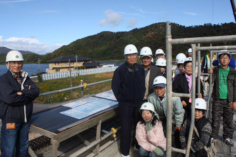 三方ＰＡ 三方五湖を背景に